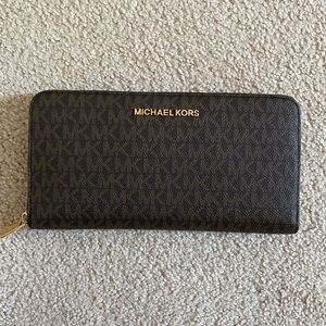 Michael Kors Jet Set Travel brown wallet